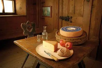 Tyroler Bergkäse aus dem Pinzgau Österreich Käse aus Heumilch