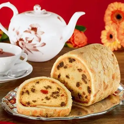 Englischer Teekuchen (Nettogewicht: 400g) Eingerollt in fein geraspelte Mandeln und mit Sultaninen und kandierten Früchten verfeinert