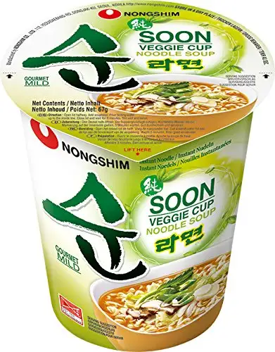 [ 12x 67g ] NONG SHIM SOON VEGGIE CUP Noodle SOUP Gemüse Instant Nudelsuppe + ein kleines Glückspüppchen - Holzpüppchen