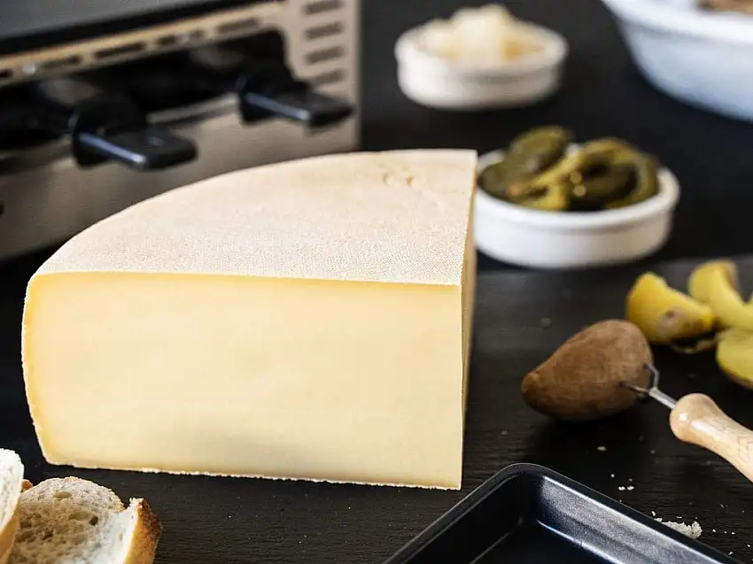 RACLETTE KÄSE - AKTION: Schweizer Raclettekäse 'RACLETTE SWISS' als 1/4 (viertel) Käse Laib 1,2 kg - VAKUUMVERPACKT - Laktosefrei - Vegetarisches Lab - Aus bester Sommermilch