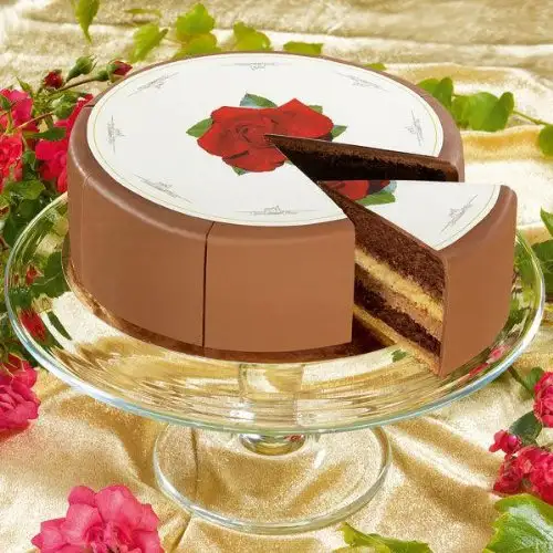 Creme Brule Torte - Nettogewicht 600g - Durchmesser 16cm - 4 Lagen aufgeschichtete Bisquitböden