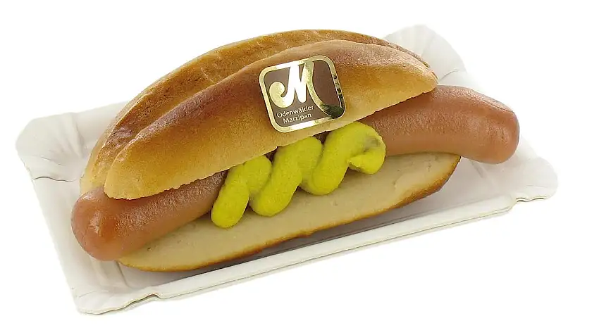 Odenwälder Marzipan "Brötchen mit Würstchen"