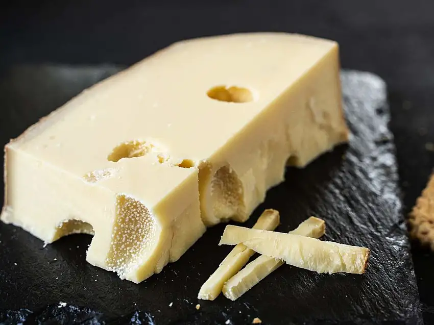 Emmentaler AOC 14 Monate höhlengereift - aus der Schweiz