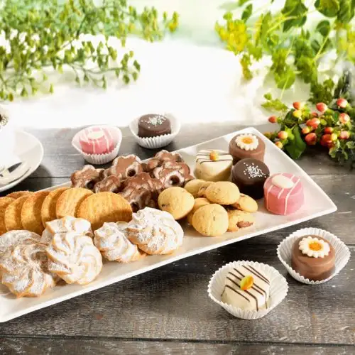 Kaffeezeit (925g) Dieser Inhalt macht jedes Kaffee-Stündchen zum genussvollen Erlebnis. Mit leckerem Petits Fours, Butter-Mandel-, Cappuccino, Zitronentaler und Schneespitzen (1 Packung)