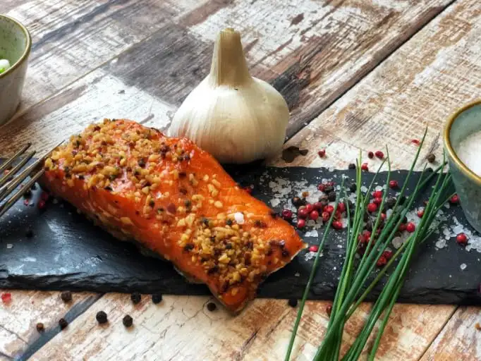 Stremellachs geräuchert mit Knoblauch über feinstem Buchholz heißgeräuchert/Geräucherter Stremellachs ca. 300g