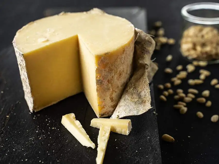 Cheddar Farmhouse 'Cave Aged' (Käse perfekt für Burger)