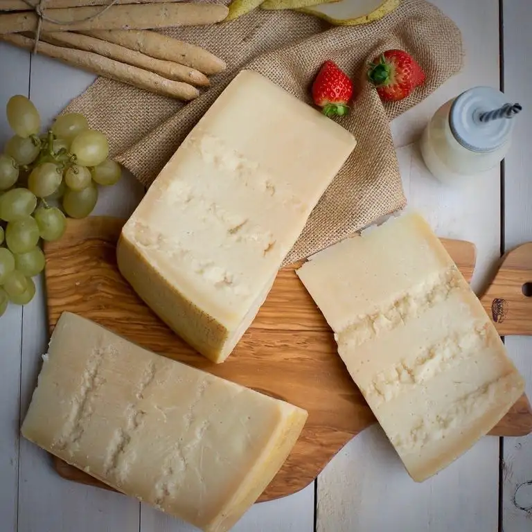 Parmesankäse g.U. Saison 18 Monate - Made in Italy - Parmigiano Reggiano DOP Stagionato 18 Mesi EMILIA FOOD LOVE (0.6)