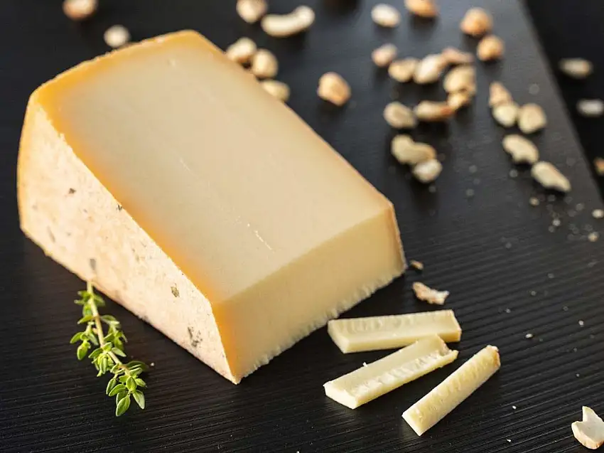 Schweizer Nuss Chäs ''Urchüter'' - Nusskäse - Leicht würzig und sehr fein