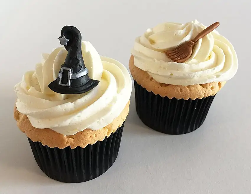 12 Handgemachte Kuchendekorationen aus Zucker: 6 Hexenhüte & 6 Besenstiele / 6 Sugar Witches Hats & Broomsticks