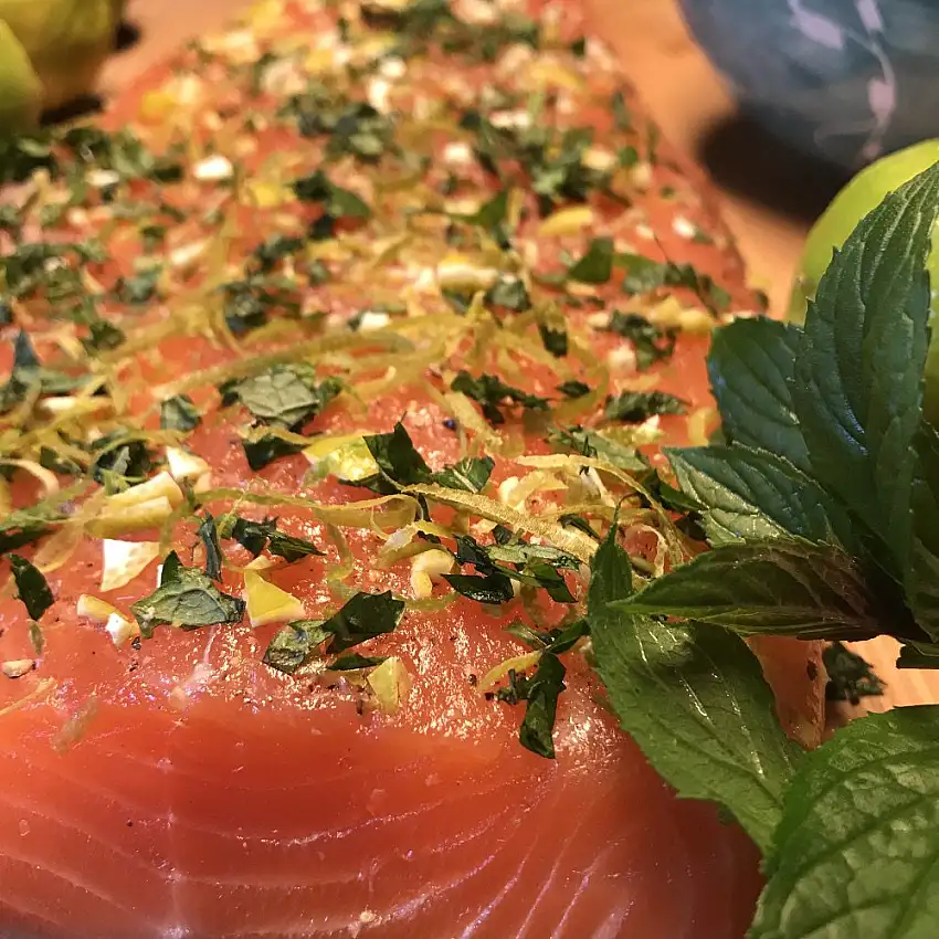 Graved Lachs "Caipirinha" mit Cachaca, Minze und Limonenzesten 1.1kg ✔ Mit frischen Kräutern und Bio Zitrusfrüchen in eigener Manufaktur hergestellt