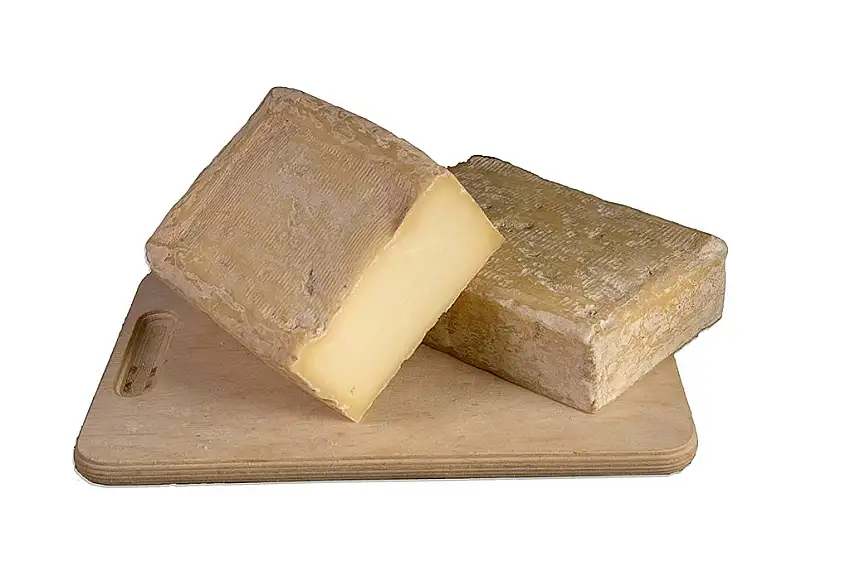 Italienisch Einheimischer abgelagerter Käse „Mattone“ aus Pizzoccheros Bauernhof aus Bergamo - Packung mit 1 Stück von ca. 1,1 Kg