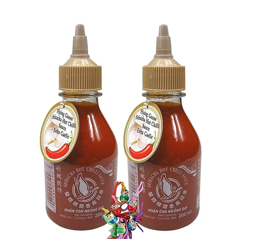 yoaxia ® - 2er Pack - [ 2x 200ml ] FLYING GOOSE Sriracha scharfe Chilisauce mit extra KNOBLAUCH Extra Garlic + ein kleines Glückspüppchen - Holzpüppchen
