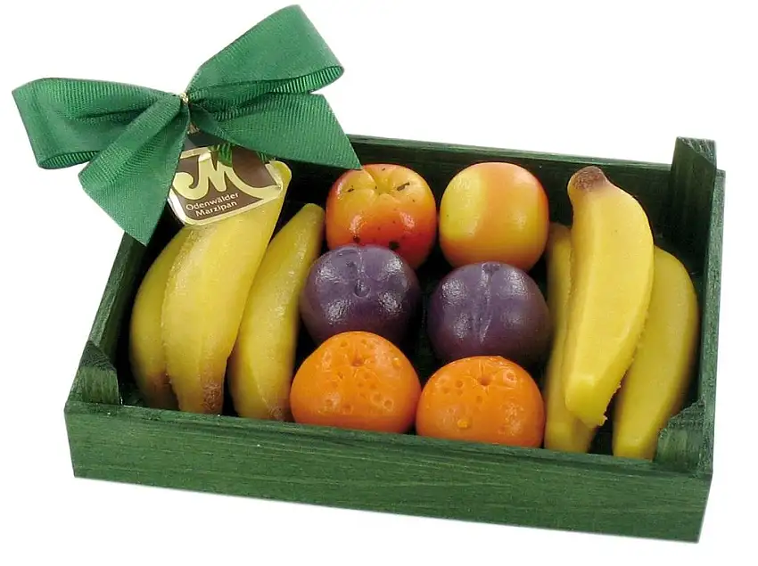 Odenwälder Marzipan Früchtekiste 100g enthält ca 10g Marzipanfrüchte in einer kleinen grünen Holzkiste (Bananen, Orangen, Pflaumen, Äpfel)