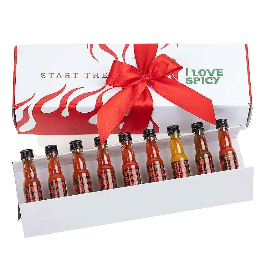 I LOVE SPICY Start The Fire Scharfe Saucen Geschenkset; Hot Sauce Set mit 9 Pikanten Chili-Soßen, Geschenkidee zum Muttertag, Vatertag Geburtstag, Schärfe 1-6/5