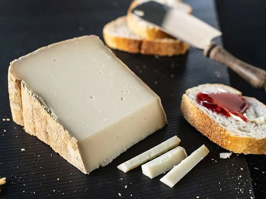 Ziegenkäse 'Tomme de Chèvre Pyrénées' aus Rohmilch