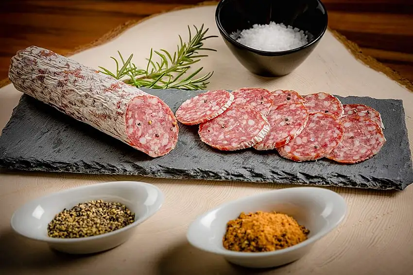 250 gr. Südtiroler Trüffelsalami aus dem Vinschgau vom Metzger keine Industrieware
