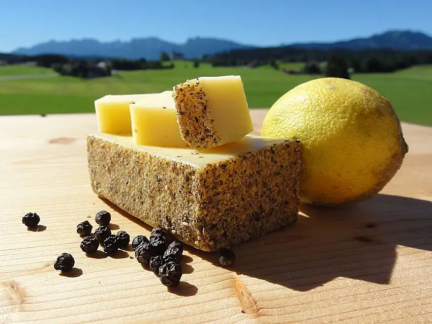 Königswinkel Zitronen-Pfeffer-Käse – Molkerei MVO Rückholz im Allgäu, ca. 300 g Stück, vakuumiert