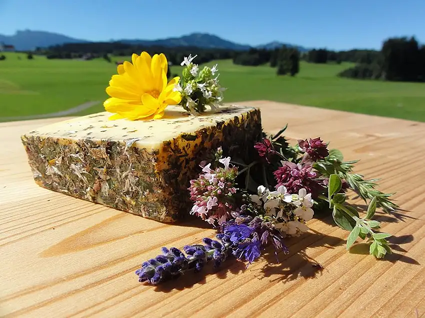 Königswinkel Heublumenkäse – Molkerei MVO Rückholz im Allgäu, ca. 300 g Stück, vakuumiert